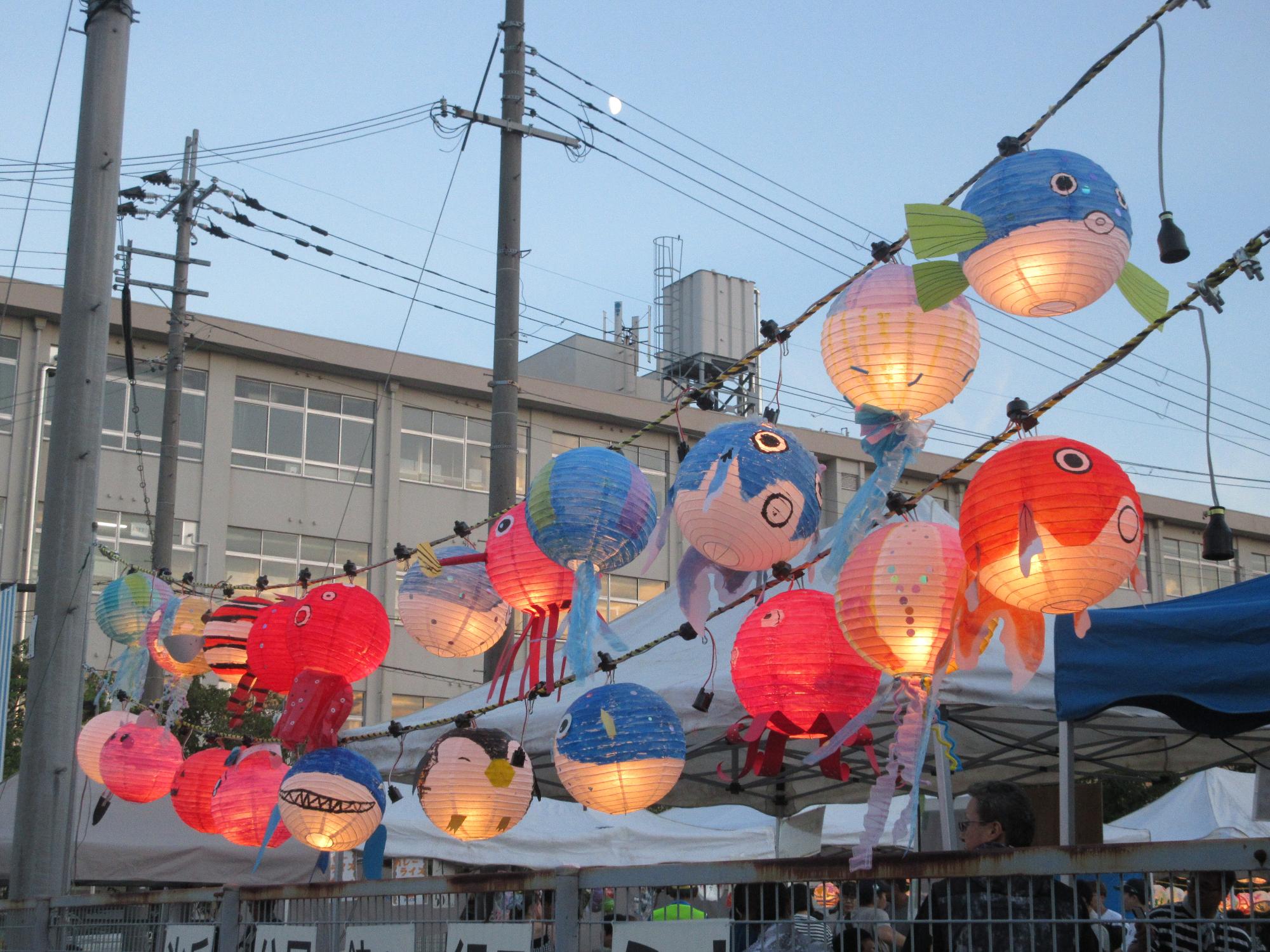 空を泳ぐ提灯たち