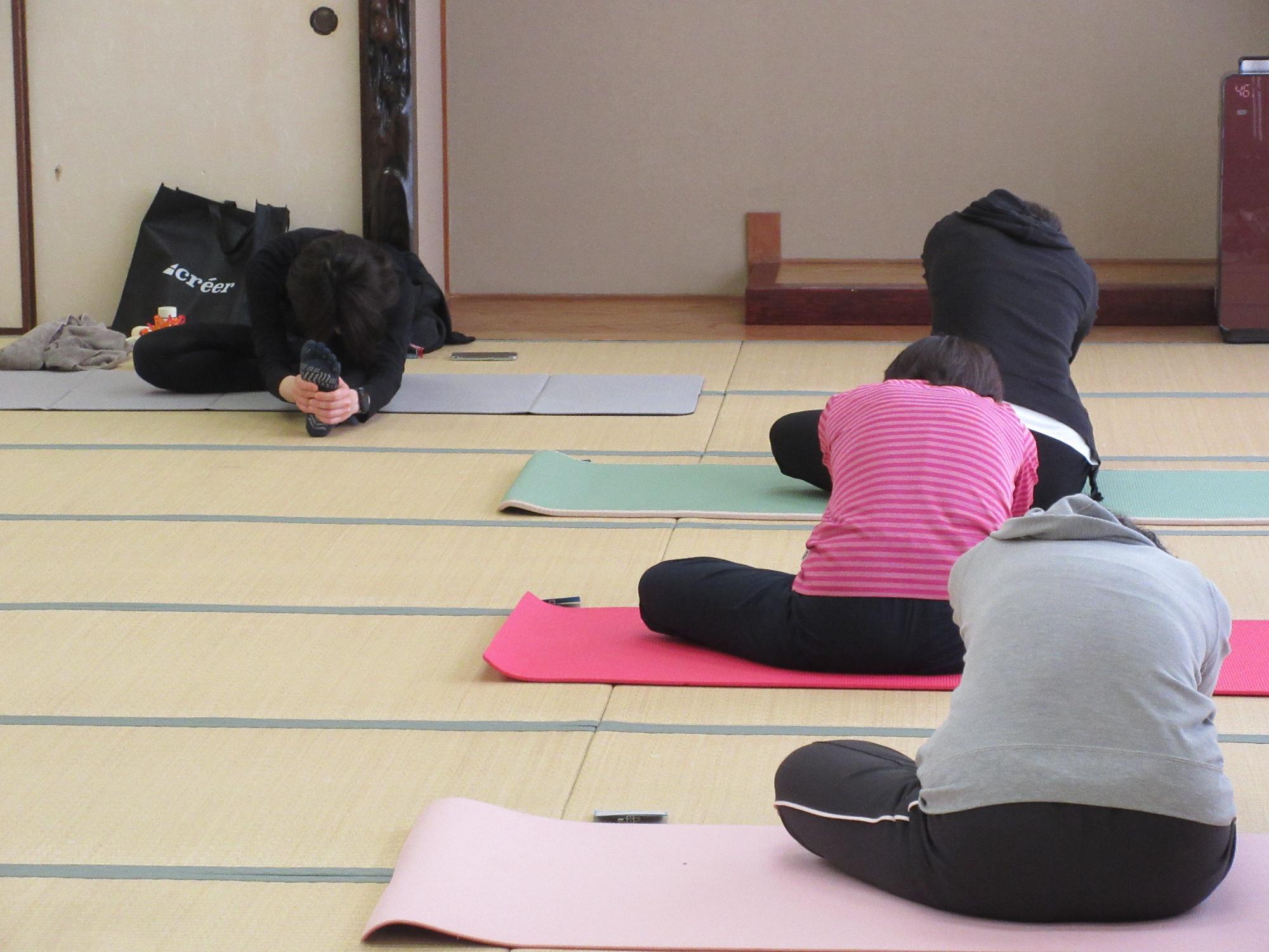 片足を伸ばして前屈するようす