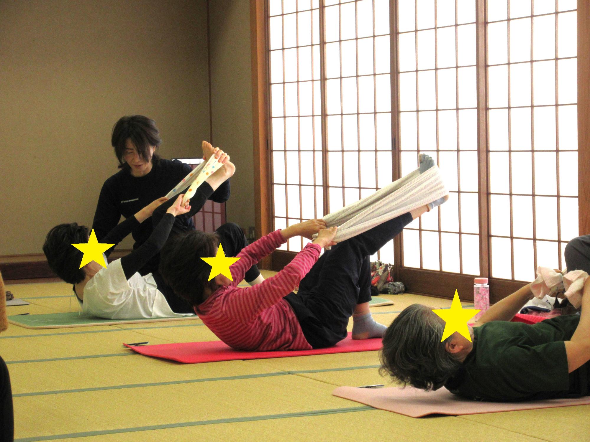 講師が受講者の補助または指導をするようす