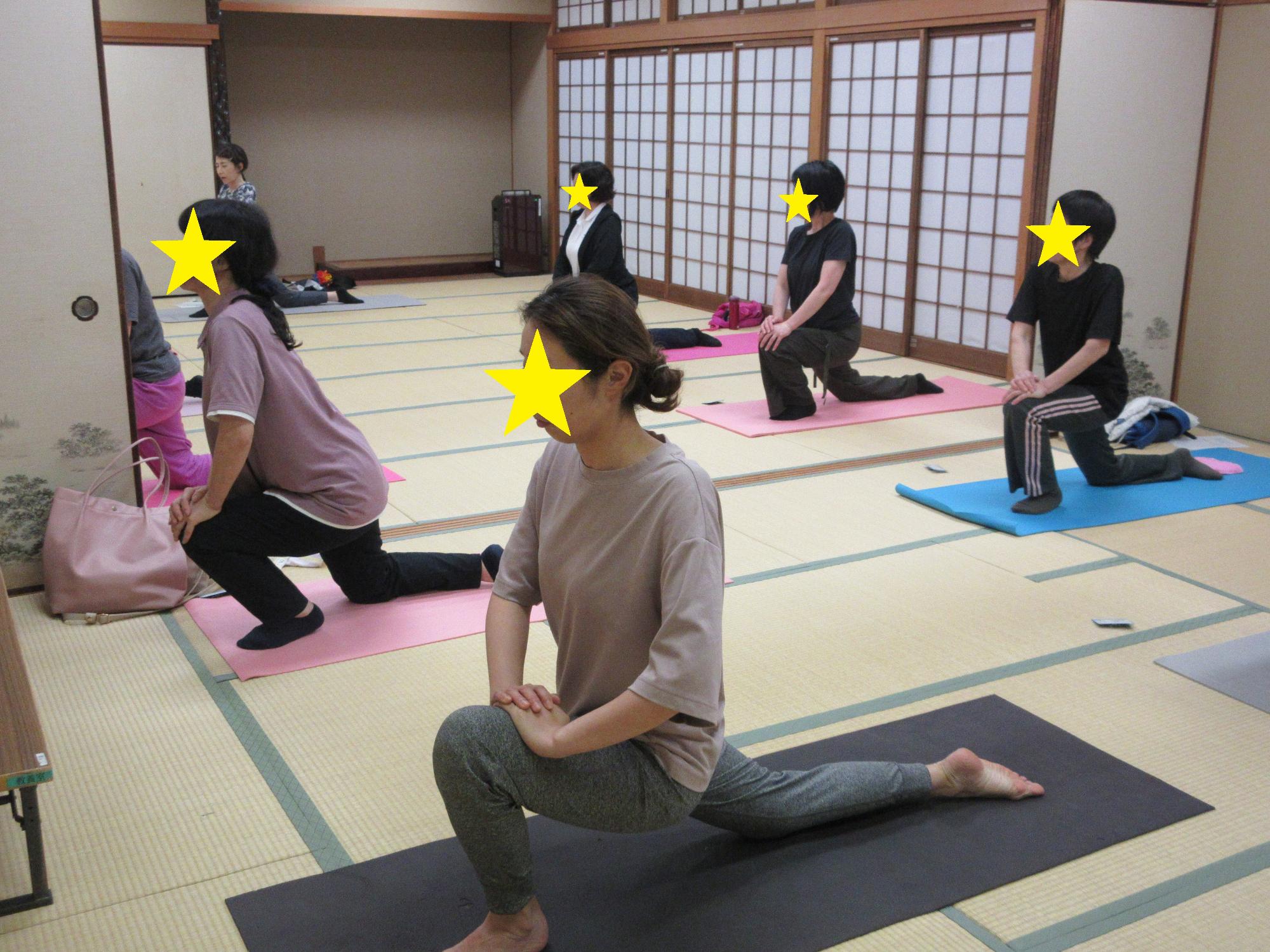 膝を立てて腿を伸ばす様子
