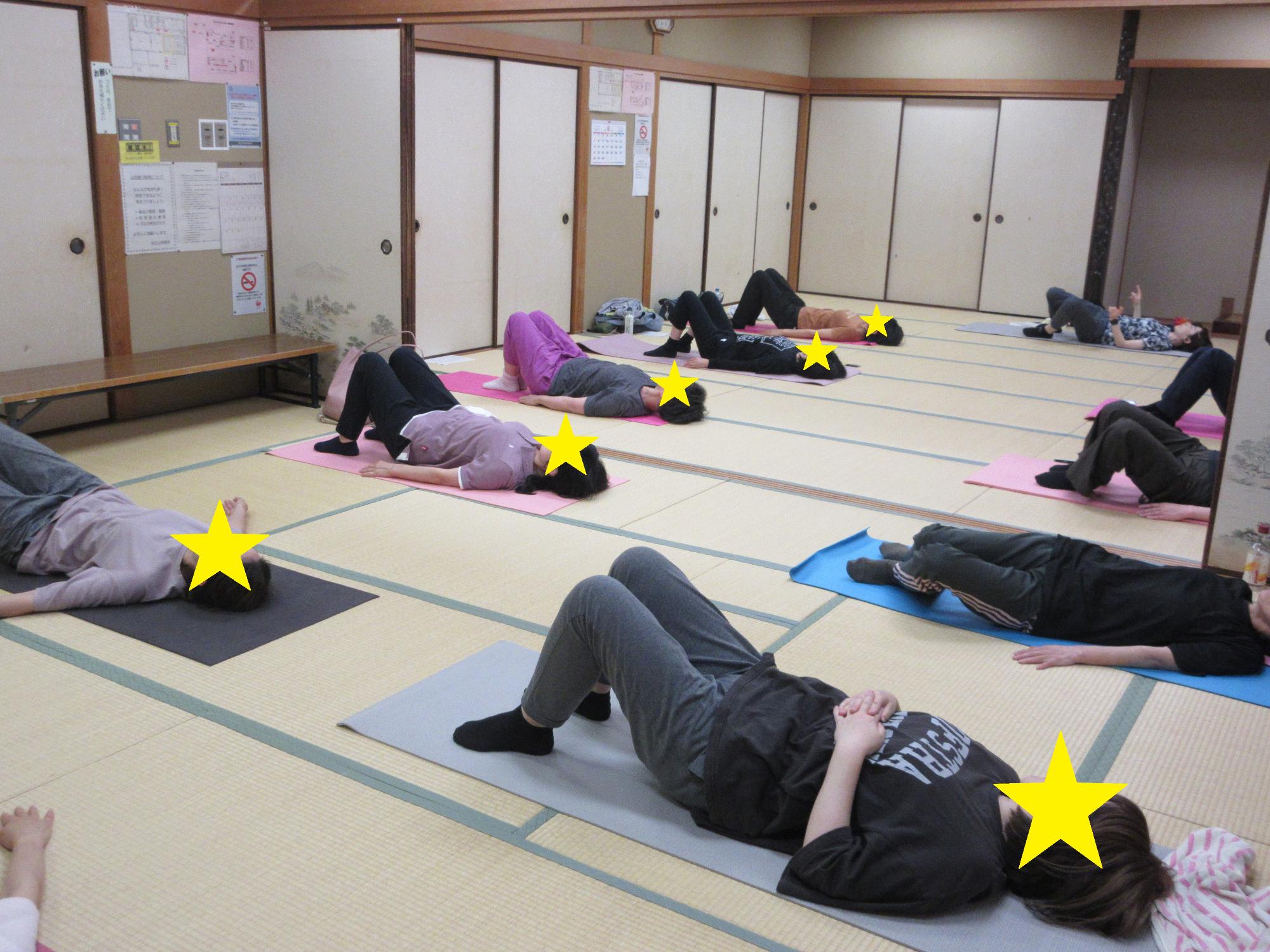 仰向けに寝転び、膝を立てて腰を持ち上げる様子