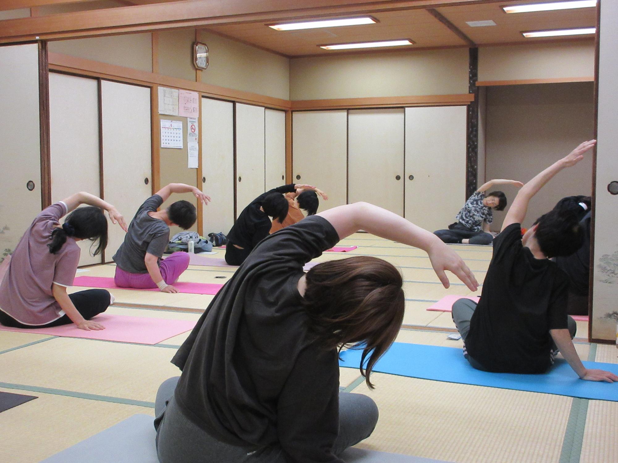 ストレッチを行う様子