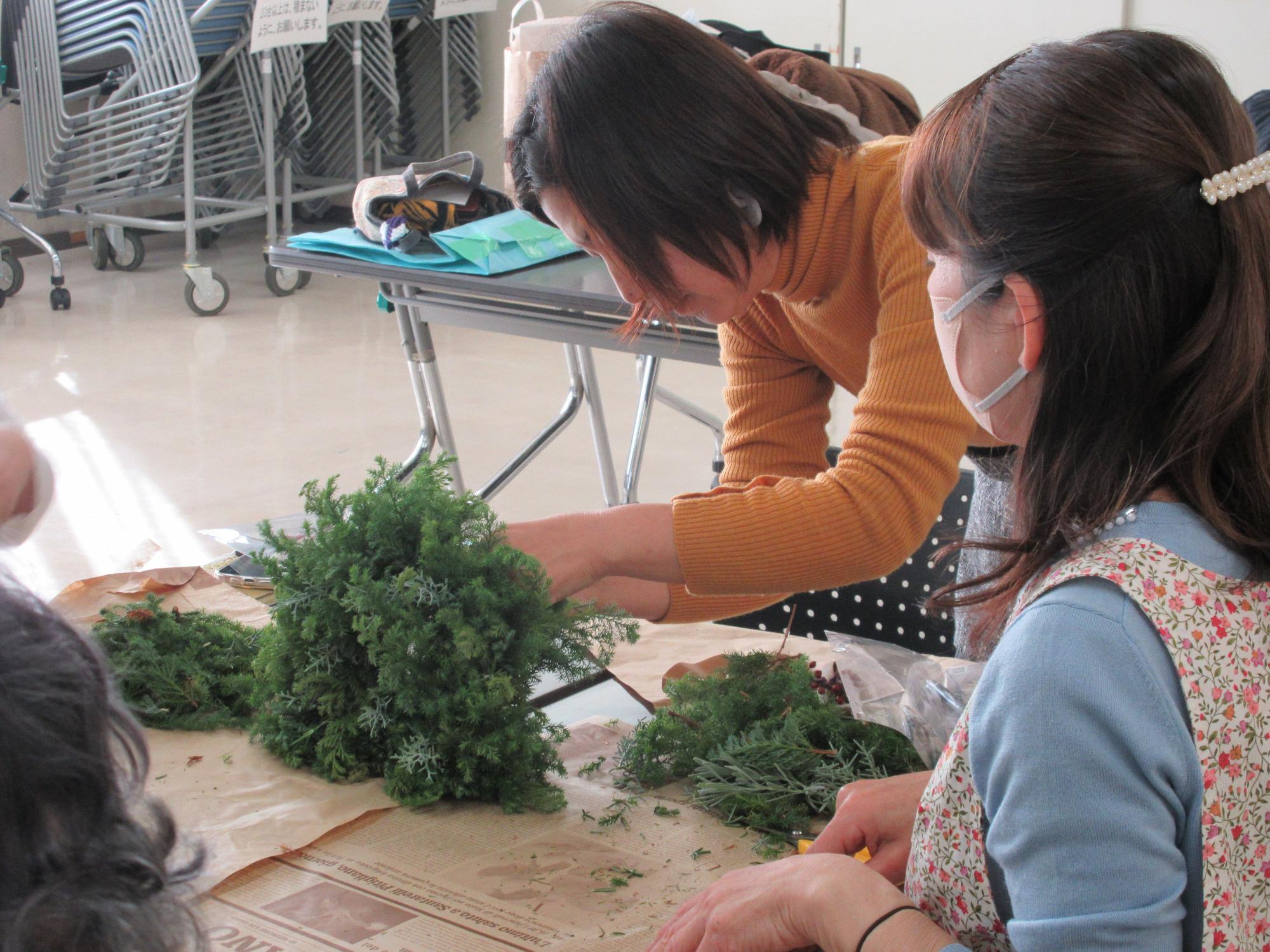 巻き付けた束を丸く形を整えるようす