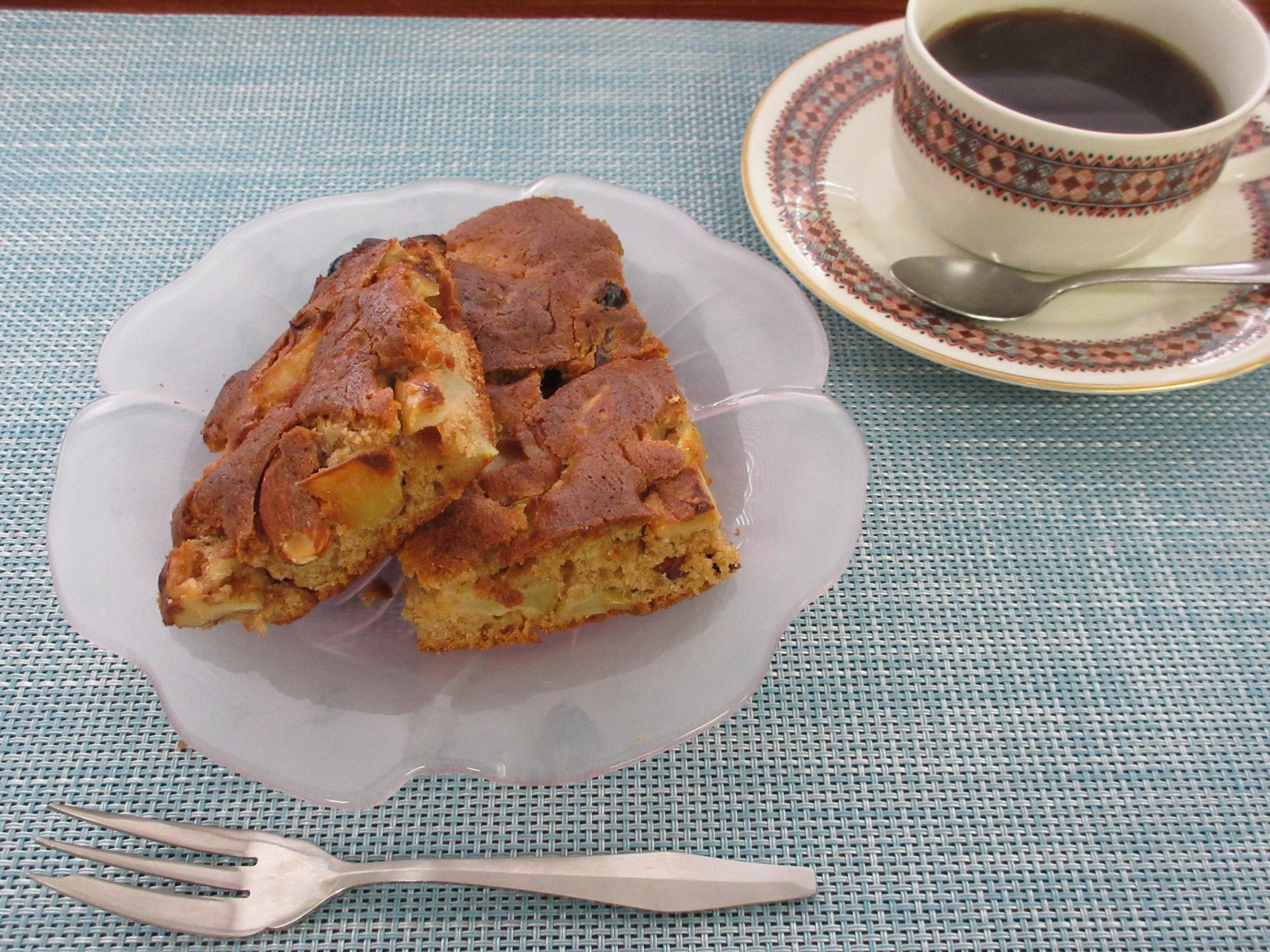 シナモンりんごケーキとコーヒー