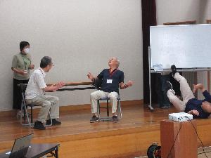 喜劇を実演する学生とボケに転ぶ講師