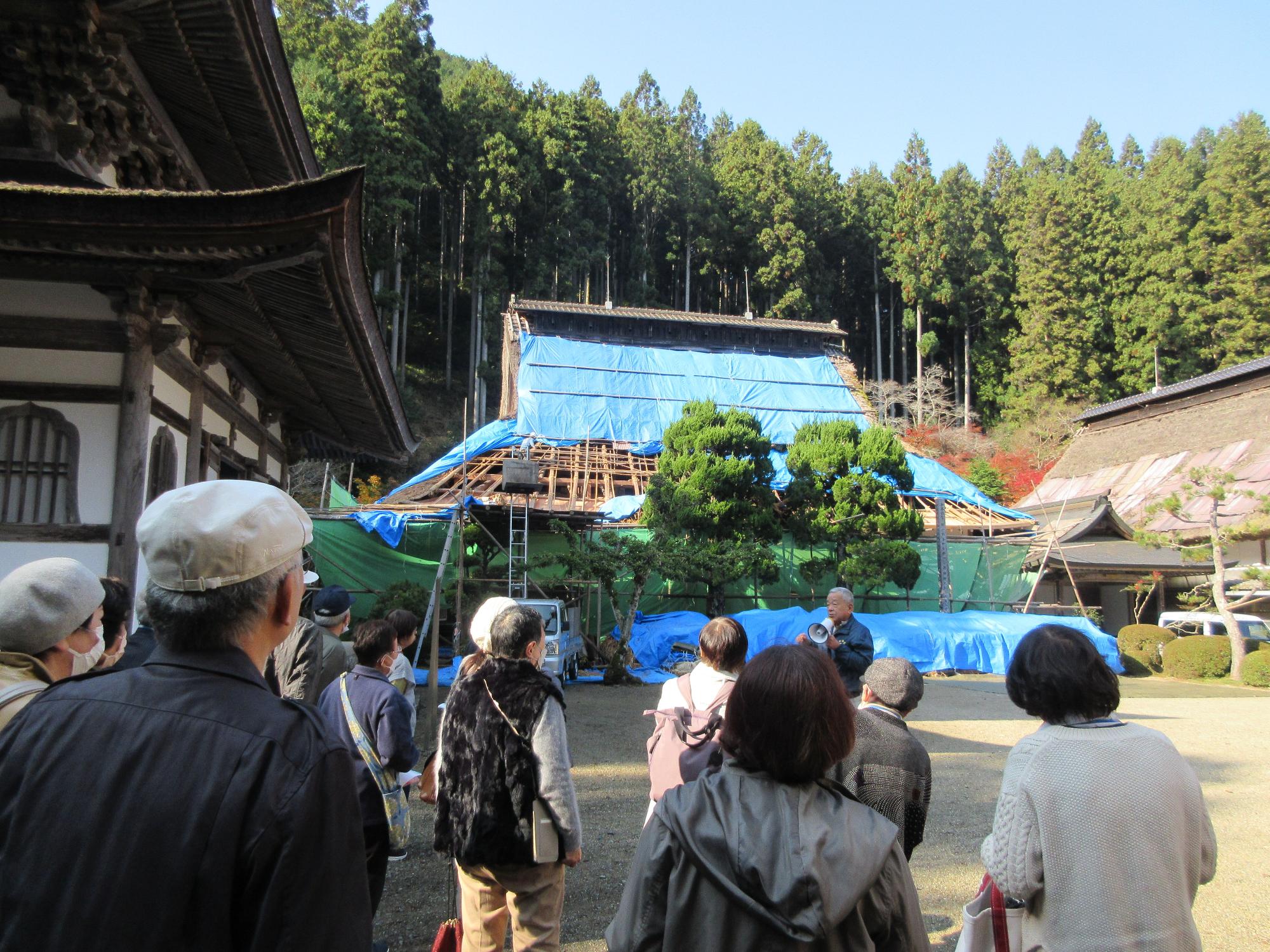 有形文化財慧日寺本殿の茅葺屋根修繕の様子を眺める