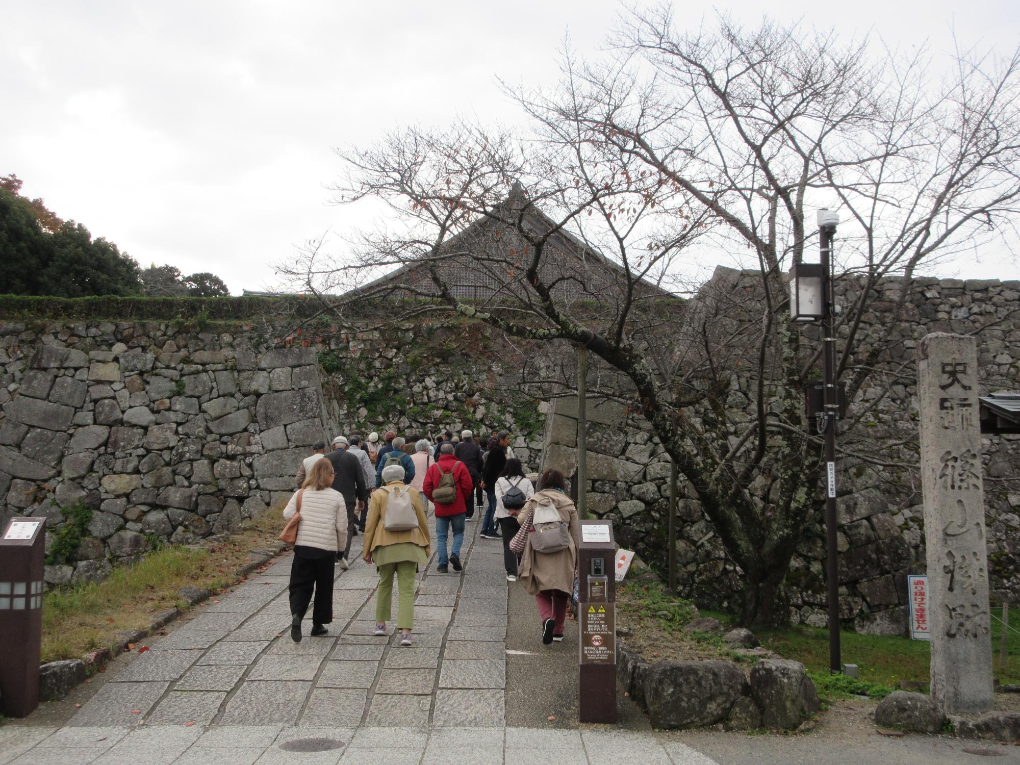 篠山城跡を訪れる様子
