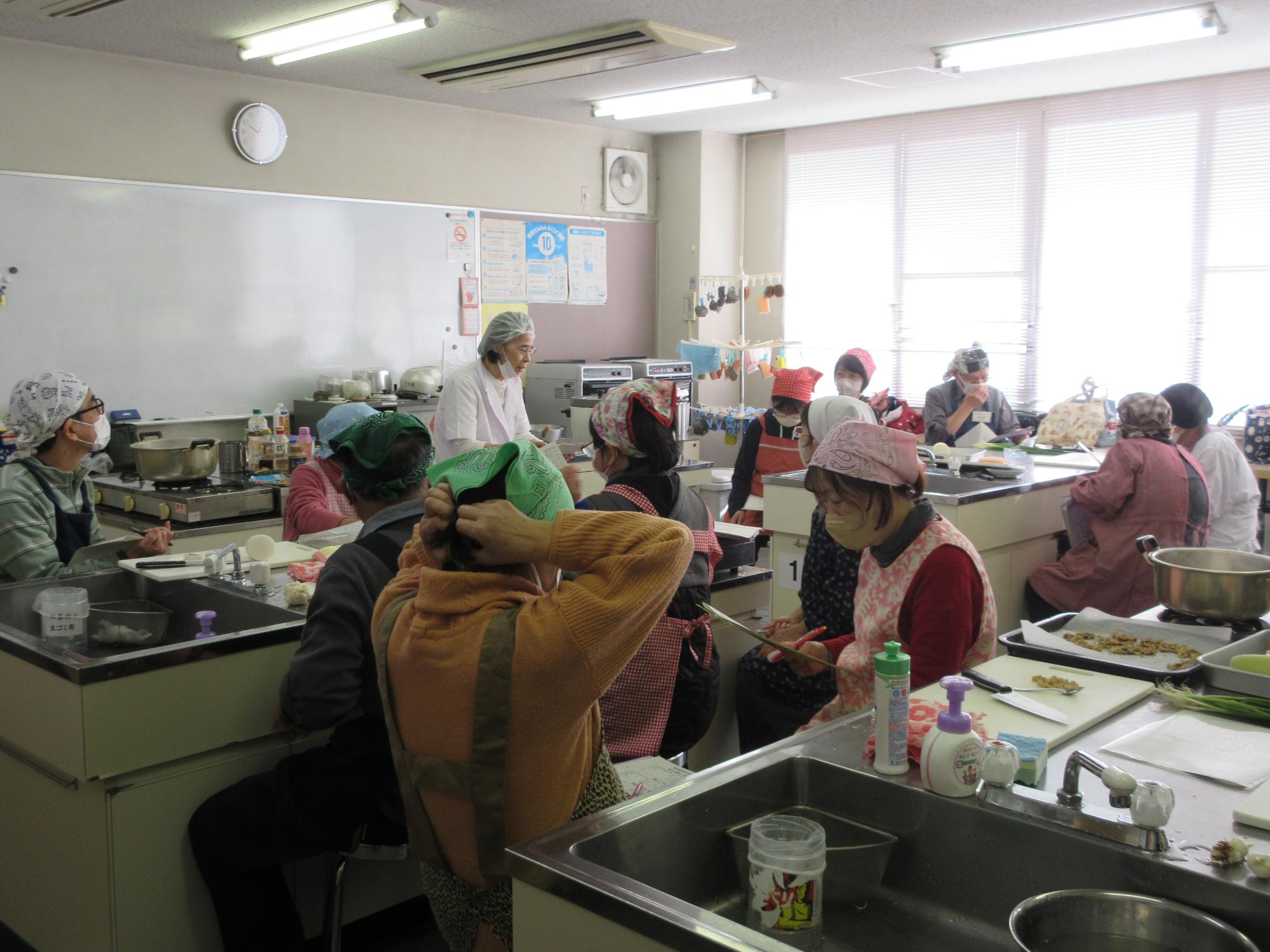 調理工程を聞く様子