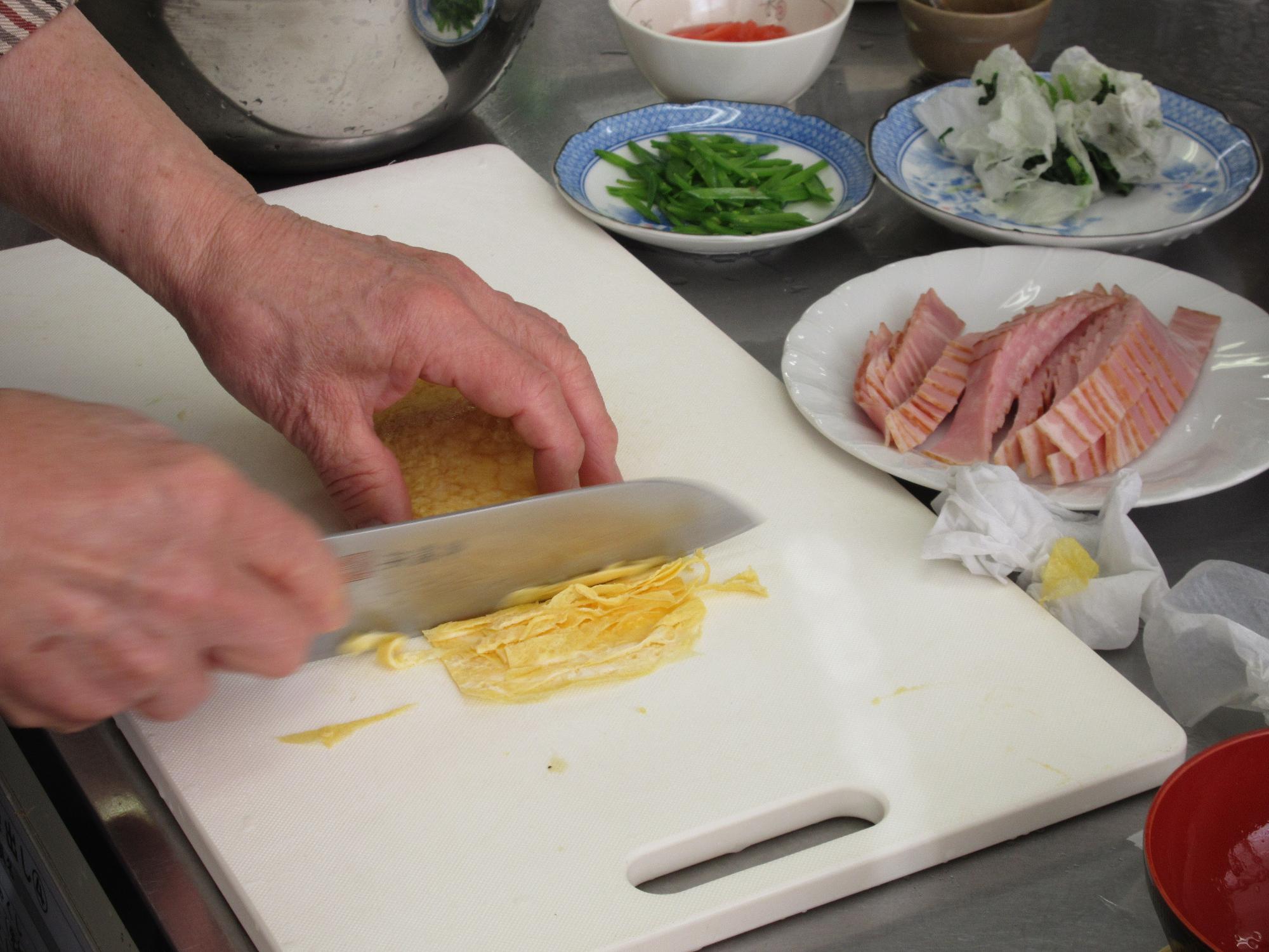薄焼き卵を細切りする手元の写真