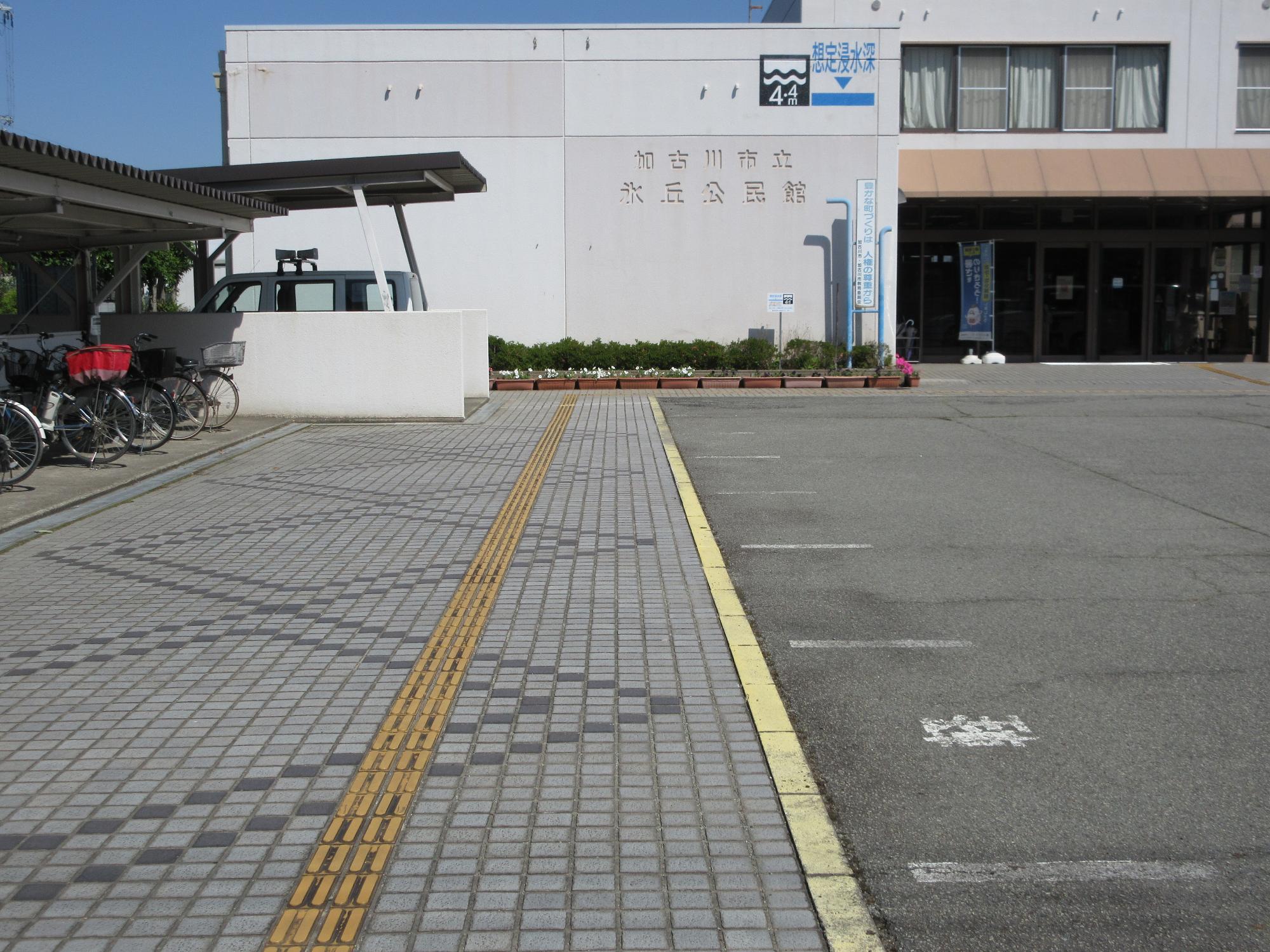 駐輪場横の点字ブロック