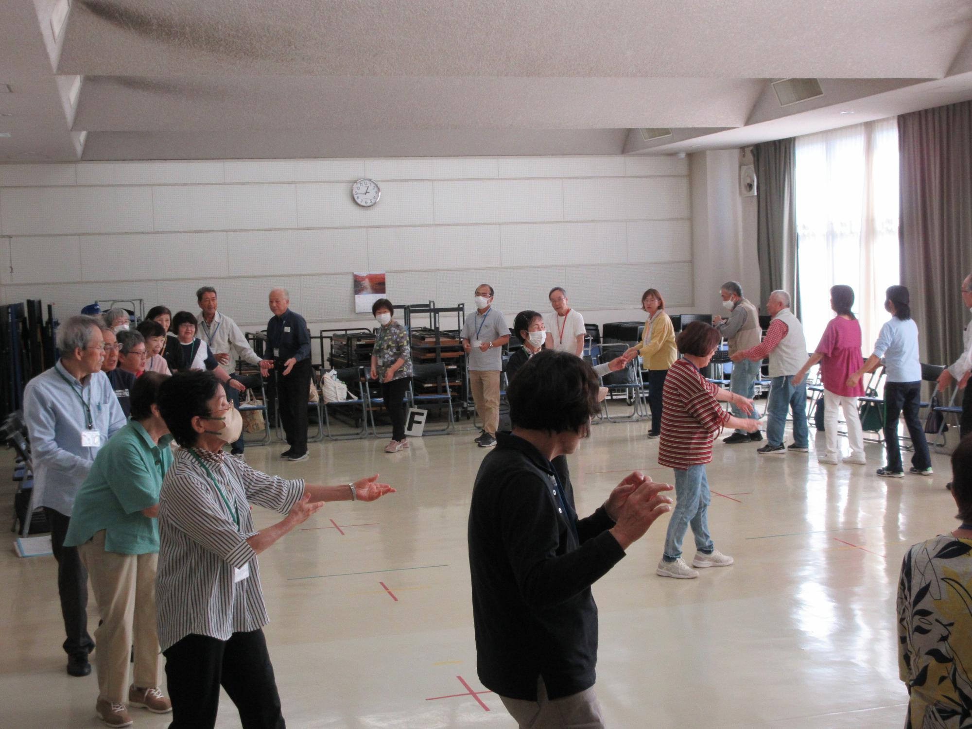 輪になって炭鉱節を踊るようす