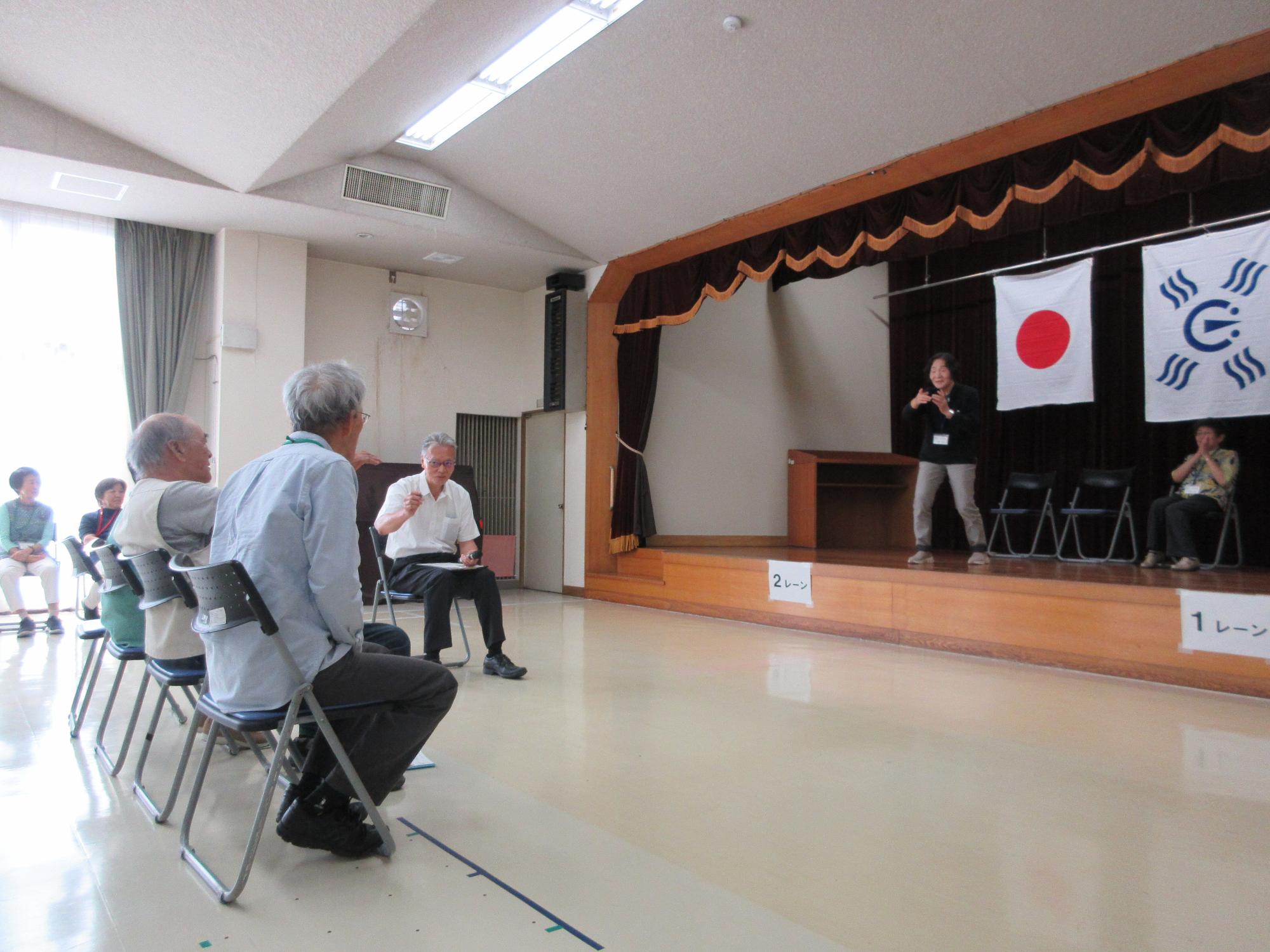 ジェスチャーでお題が何かを当てるようす