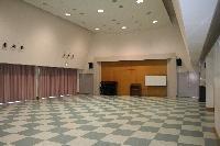 市松模様の床になっている大ホール内の写真