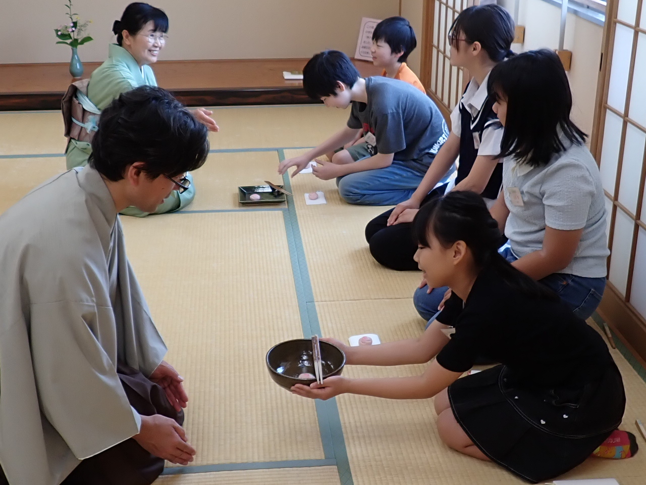 こども茶道教室（前期）の様子