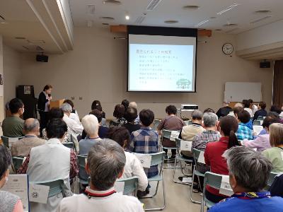 講師が見守りについて説明する様子