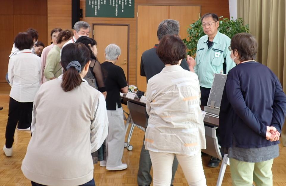 製品について説明を受ける様子