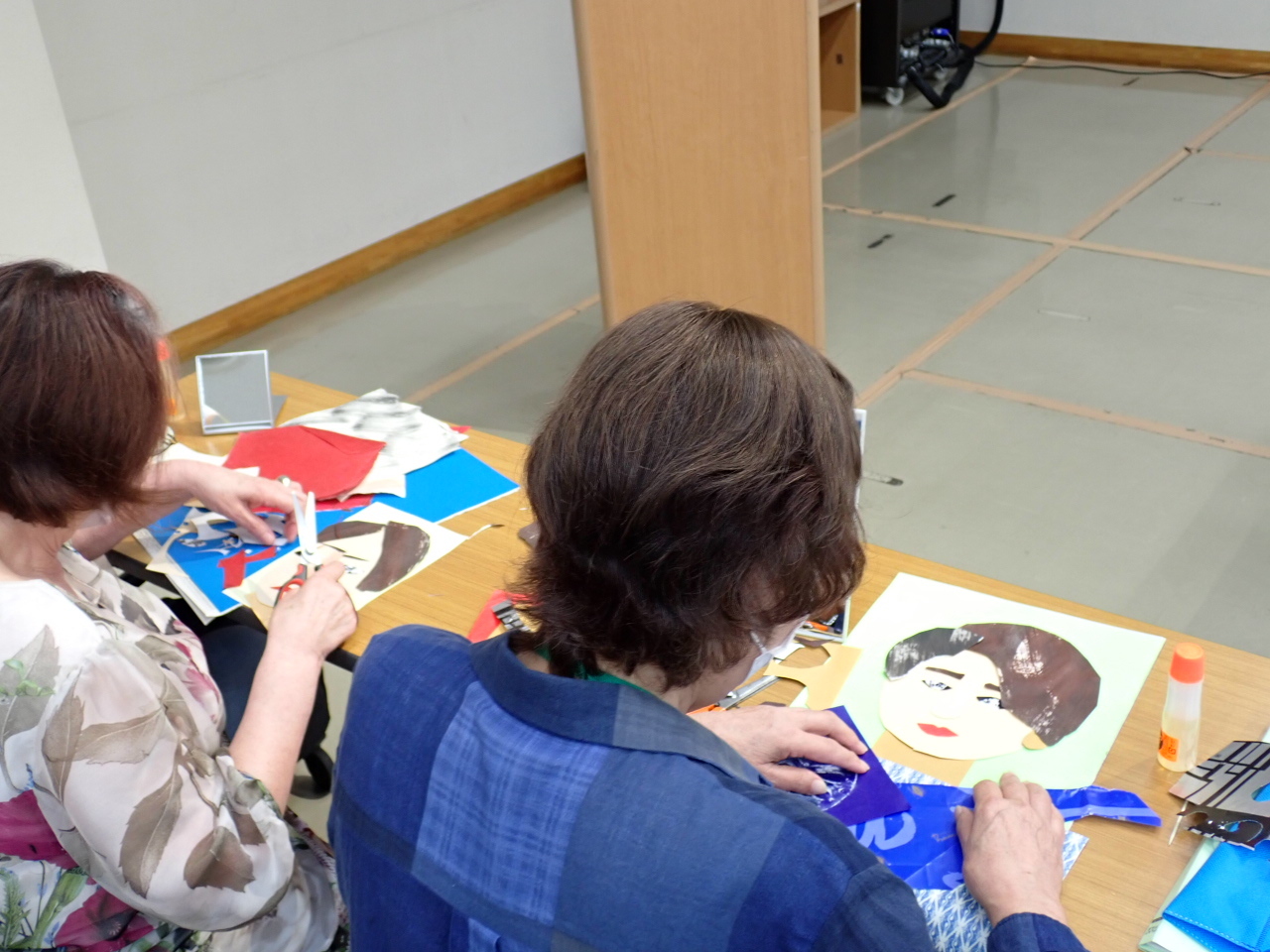 貼り絵をする様子