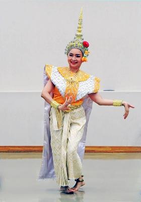 タイ舞踊を踊る様子