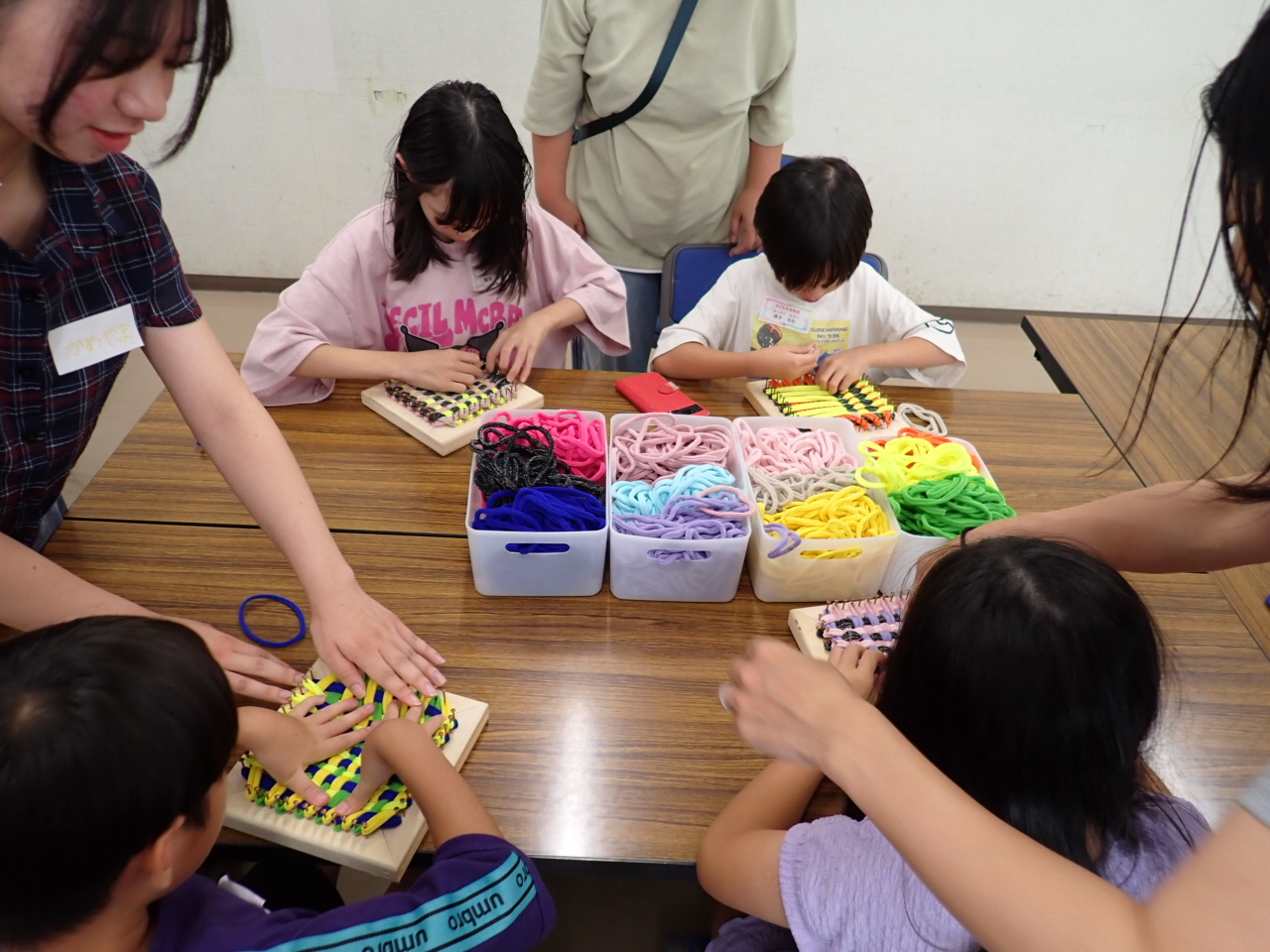 作品作りのサポートをする様子