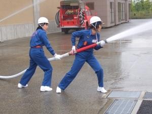 兵庫県女性消防団員研修会で2人で協力し放水訓練をしている写真