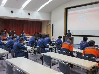 救急講習について講話している様子の写真