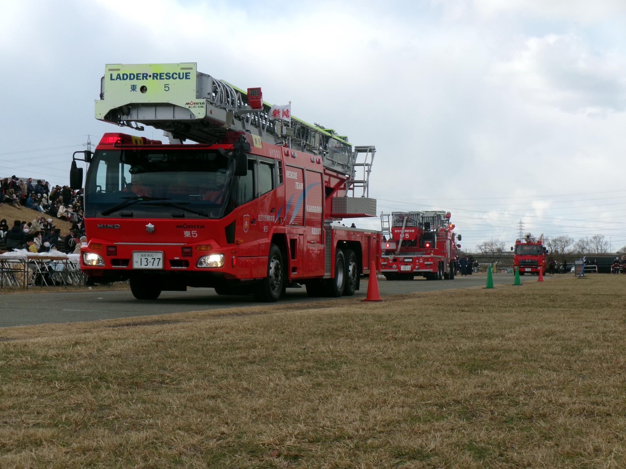 車両パレードはしご車