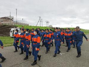 礼式訓練で手の指先まで神経を集中して訓練を受ける消防団員の写真