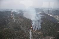 大規模林野火災で山から煙が大きく上がっている様子の写真