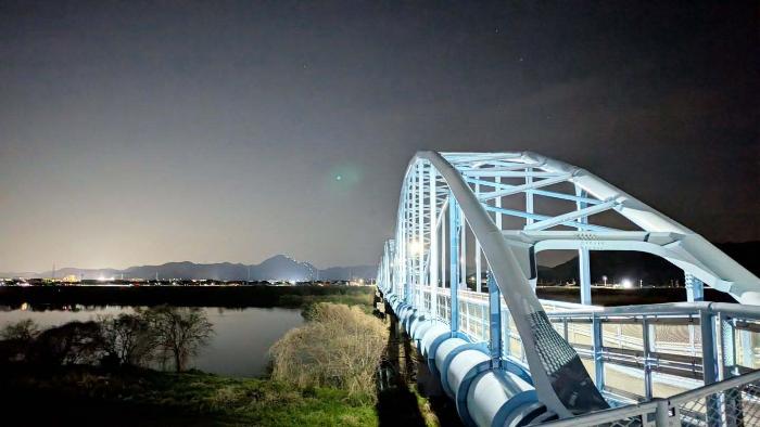 夜の水管橋